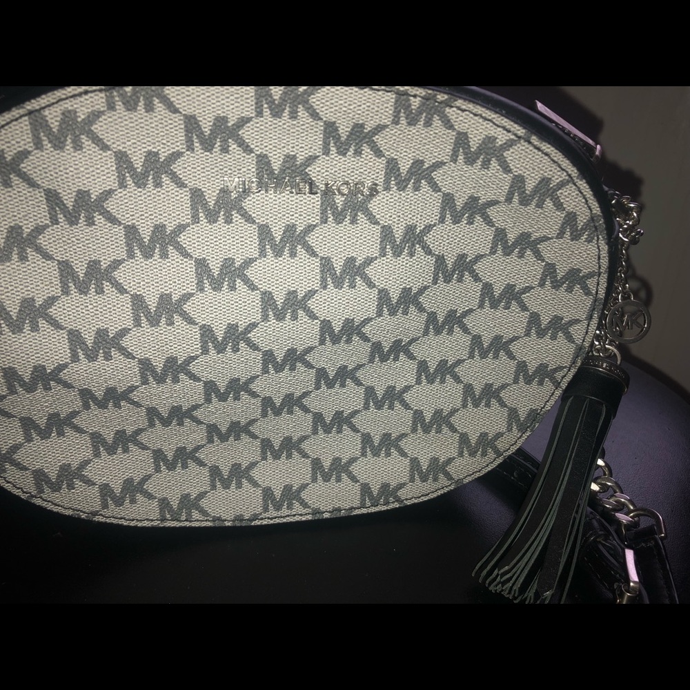 Over the shoulder small MK purse NWOT - Picture 8 of 8